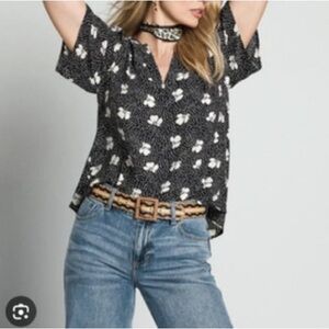 Cabi 6506 Navy printed essential top EUC medium